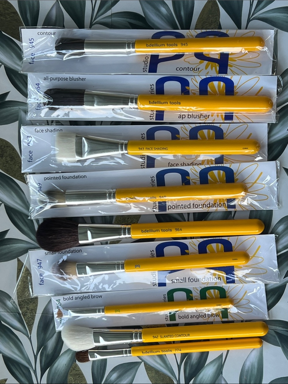 Yellow Face Brush Set – Assorted Makeup Tools